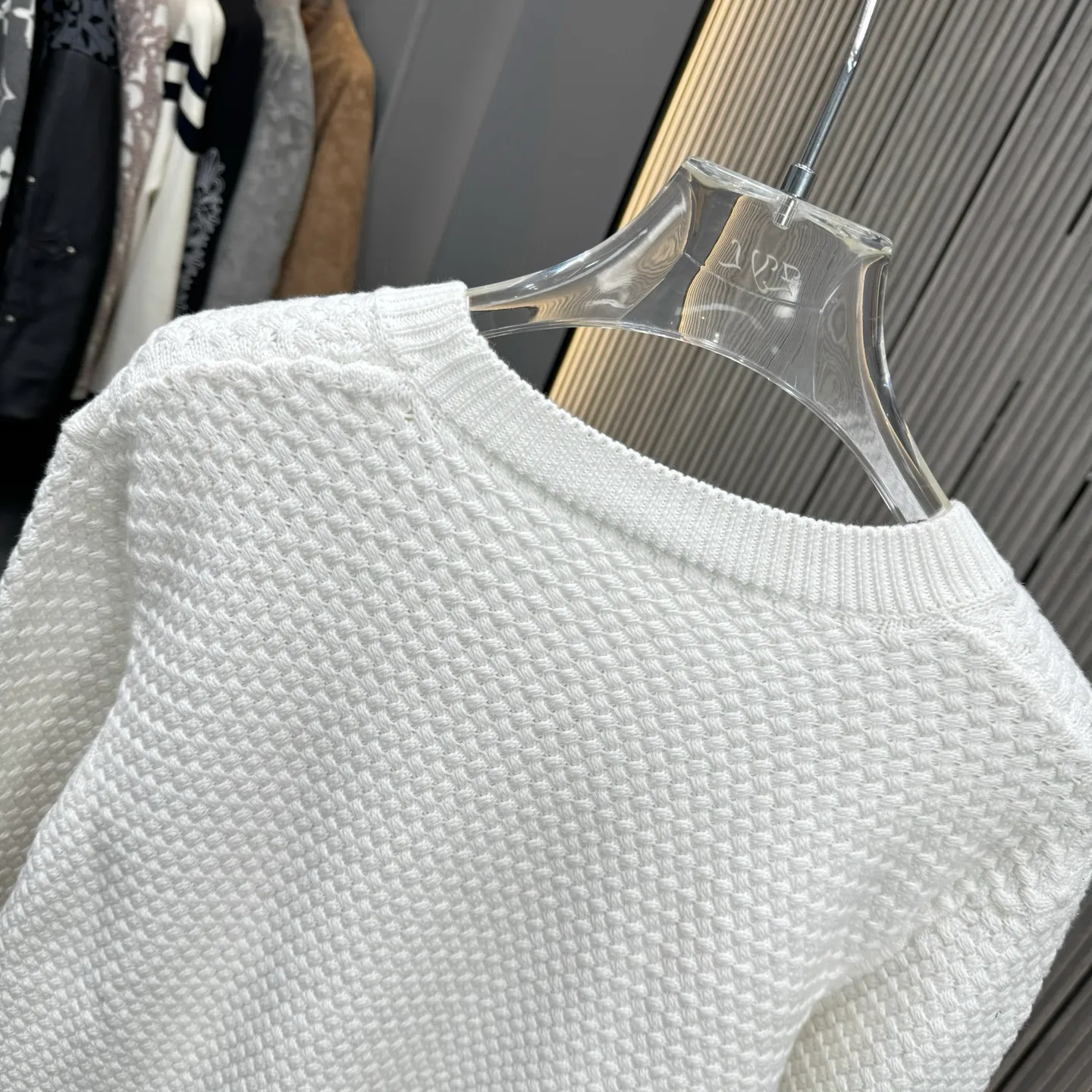 P290 Ralph Lauren 25FW crew neck sweater. The fabric is made of top-quality cashmere yarn. The new autumn and winter Oblique jacquard knitted cashmere sweater has a double-sided wearable design and is made of high-quality cashmere material. After fine weaving process, it presents a soft and comfortable touch and excellent thermal performance. The iconic Oblique jacquard pattern is perfectly presented through precision knitting technology. It can be worn on both sides, showing different style charms. The round neck design is simple and elegant, suitable for various matching occasions. Exquisite knitting technology ensures that the clothes are not easily deformed and remain crisp and long-lasting. The double-sided design concept reflects LV's perfect balance of practicality and fashion. Each sweater undergoes strict quality inspection to ensure that the quality meets the brand's consistently high standards. This knitted item combines warmth and style, making it an exquisite addition to your autumn and winter wardrobe. Size:S/M/L/XL